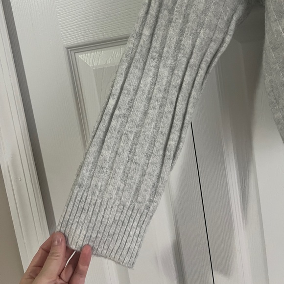 American Eagle Outfitters Sweater - Picture 2 of 4